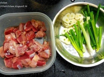 step1: <a href="https://bit.ly/3uTwVKG" target="_blank" data-keyword="雞腎" class="guide-link"><strong>雞腎</strong></a> <span style="display:inline-block;vertical-align:middle;margin-top:-3px;color:initial;border-radius:3px;padding:2px 3px;font-size:12px;line-height:14px;background:#87d300;color:#fff;">即買</span> 洗淨，切成粒狀。