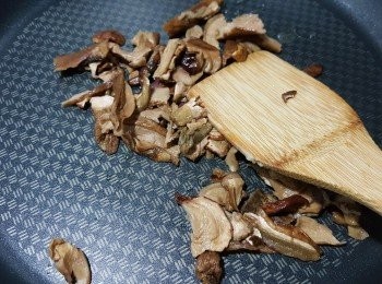 step7: 用平底鑊先燒熱少許油,先爆香已經浸軟的牛肝菌