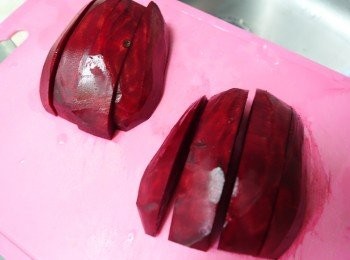 step1: 先把紅菜頭削皮，再切成小件，用中火煮約五分鐘，然後放涼。