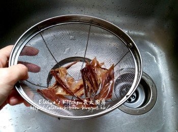 step4: 浸30分鐘的鱆魚倒去水份 , 再用水沖洗瀝乾備用