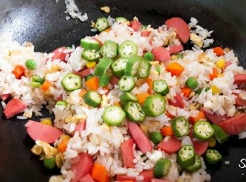 step7: 把秋葵片加入拌炒