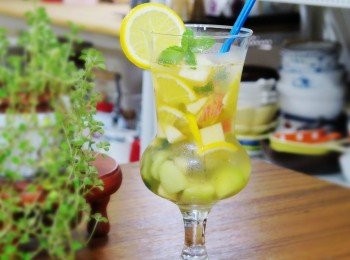 step11: 香檳氣泡鮮果茶 準備: 喜歡的新鮮水果酌量，冰塊適量，白葡萄香檳，花果茶 做法: 杯子加入酌量新鮮水果ˊ冰塊ˊ白葡萄香檳1/2杯ˊ蜜桃鳳梨水果茶1/2杯 簡單裝飾就是好喝又消暑的特調飲品。