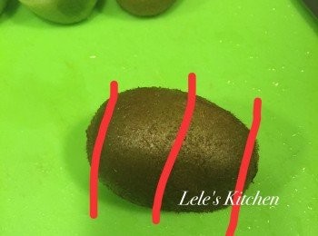 step1: 將奇異果洗淨~
先去頭去尾，再從中間切一刀