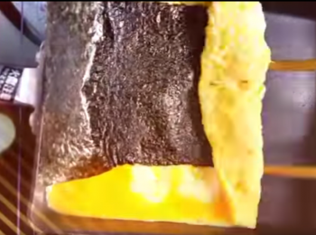 step4: 等待形成半熟⑥ 蛋皮後，鋪上切割好的海苔，捲起蛋皮，用鏟子輕壓定形。
Wait until a half-cooked⑥ thin egg sheet is formed. Then place a sheet of cut nori & roll. Press slightly to fix the shape.