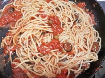 step4: 再加入意粉及兩湯匙煮麵的水拌勻，灑上巴西利即成！