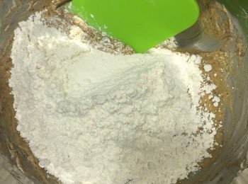 step4: 分兩次加入低筋麵粉
稍微用用刮刀拌成團