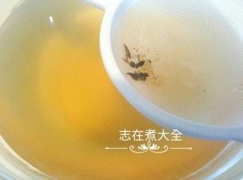 step4: 隔去鰹魚片及雜質，高湯放涼即可雪做高湯粒