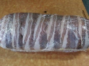 step10: 慢慢將牛柳卷起,頭尾兩邊要轉實,放入0-4度雪櫃定形4小時以上(雪一晚更好)