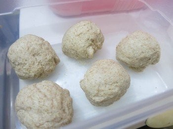 step4: 第二天把麵團拿出來，解凍1小時，再揉麵排氣後，分成4－5份，放回膠盒鬆弛10分鐘
**沒有時間做低溫發酵也沒關係，把麵團室溫發酵90－120分鐘至兩倍大，再排氣分小份鬆弛即可**