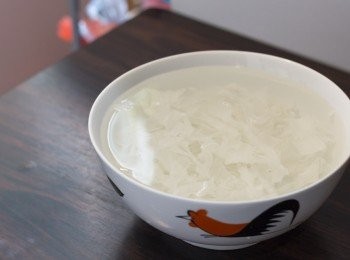 step1: 乾粉皮條洗淨，用常溫水浸約 5 分鐘