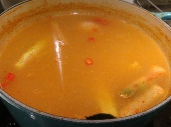 step4: 除菇和椰漿唔落所有配料全部一起落鍋,煮到配料出味,試一試味是否自己口味,可自行添加調味料。