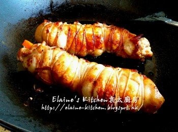 step9: 燒紅鑊 , 將雞卷放入鑊中用中慢火慢慢煎至兩面金黃色 , 盛起靜待10分鐘