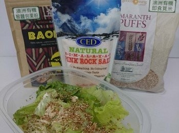 step1: 洗淨生菜和苜蓿芽(Alfalfa)待用。將以上材料混合，再灑上少許喜馬拉雅岩鹽，1湯匙有機猴麵包果粉調味。最后灑上莧米即可食用