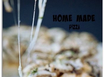 step4: 塗上調味茄醬，再加入Mozzarella芝士、再放上菇菌(先將菇類混合上黑松露及適量鹽)