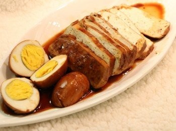 step13: 剩下的滷水料汁料也不要倒去，加入雞蛋和豆腐煮，就可成為潮式滷水豆腐和滷水蛋了。