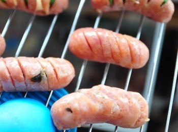 step5: 也可以不同順序作法，將切開的香腸先放上烤箱烤