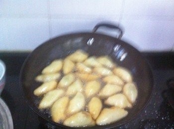 step4: 用160~180度油溫炸至表面呈金黃色。