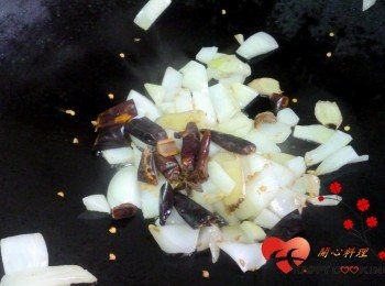 step2: 鍋中爆香洋蔥與<span class="group_2">香料</span>
