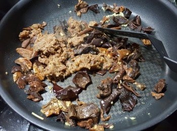 step4: 加入素香菇肉醬炒勻