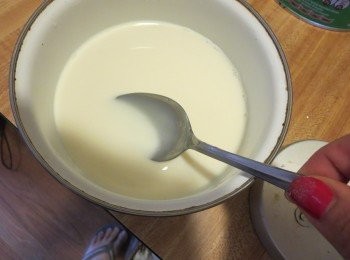 step3: 用适量热水冲匀炼奶，再与其它水份混合；水的份量共计600ml。