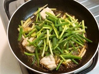 step4: 最後放入青蔥的後半段，並倒入醬油後，蓋上鍋蓋，燒個2分鐘即可！
