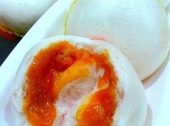 step6: 将作法（5）的包子放入已煮沸水的蒸笼里，转大火蒸约10∼12分钟即可