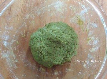 step1: 1a) 紅菜頭連皮蒸熟大約半小時， 不然很硬很難切，然後盡量切幼粒，放入手動攪拌機內打至變蓉
1b) 青豆放入煲內滾起後瀝水後放入攪拌機攪成蓉
1c) 麵粉先過篩，加入所有材料搓成麵糰