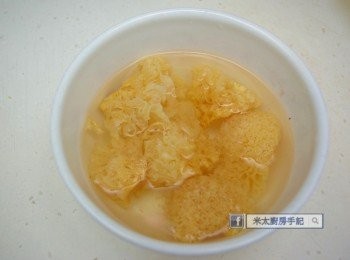 step2: 雪耳洗淨，用水浸至脹大。