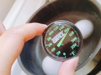 step6: 準備定１６５度～１ ６０度既熱水，如果冇溫度計就煲一煲500ML滾水再落100ML既水(唔係冰水,係普通水喉水就可以)，合蓋焗10~12分鐘，再浸凍水５分鐘