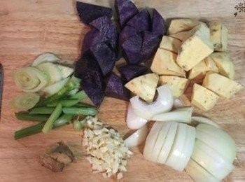 step2: 馬玲薯和地瓜去皮切大塊，洋蔥和茴香粗切絲，蒜頭拍扁去皮略切，薑洗淨拍扁。 蔬菜湯塊用500cc的熱水泡開備用。