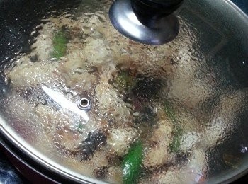 step9: 蓋上蓋將鱔略為煮熟即可(不用加水,因為白鱔會出少許水份)