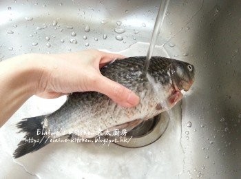 step1: 將鯽魚洗淨外內後用廚紙抹乾水份