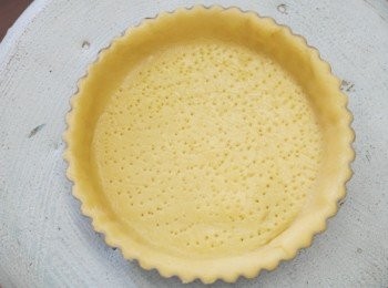 step5: 取出後桿成適當厚度鋪入塔模中並且用叉子在底部戳出小洞。放入預熱180度烤箱烤約20分鐘後取出放涼備用。