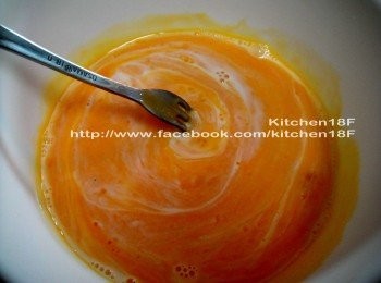 step4: 將<span class="group_2">B牛奶液</span>和動物性鮮奶油，慢慢倒進<span class="group_1">A蛋液</span>，並攪拌均勻〜布丁液完成！(不可一次全倒，很容易變成蛋花湯)