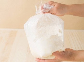 step4: 讓空氣進入使袋子膨脹，扭緊袋口後用力搖晃(約2-3分鐘)！