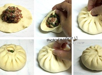 step5: 把餡料擺在麵皮中心
以姆指為中心點
將邊緣的麵皮往中心靠攏
捏出美麗的皺摺裙擺
最後把中心的開口
以《十》字捏合起來