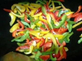 step4: 鑊燒熱，加少許油，落甜椒條爆炒30秒，加入少許鹽炒勻盛碟，備用