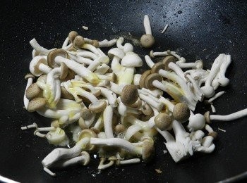step2: 用煎<a href="https://bit.ly/2ZxapeY" target="_blank" data-keyword="雞排" class="guide-link"><strong>雞排</strong></a> <span style="display:inline-block;vertical-align:middle;margin-top:-3px;color:initial;border-radius:3px;padding:2px 3px;font-size:12px;line-height:14px;background:#87d300;color:#fff;">即買</span> 剩的油炒鴻喜菇跟雪白菇，如果油夠的話，就不需要再另外加油喔!!