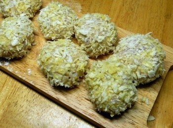 step5: 分別沾上低粉、蛋液與麵包粉之後，就可以準備炸囉