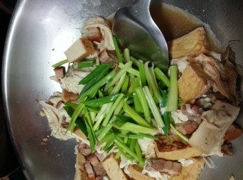 step13: 再加入中國芹菜蒜炒勻,(中國芹菜蒜不用炒太耐,炒得太耐會淋身不夠香)落鹽試味,如不夠色加少許老抽
