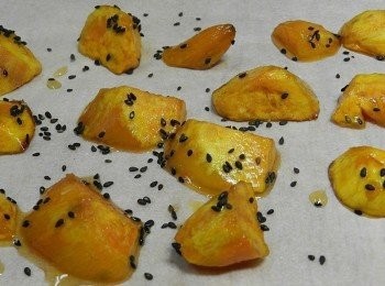 step7: 取出後，先放在烘焙紙上，撒上黑芝麻後，等待冷卻