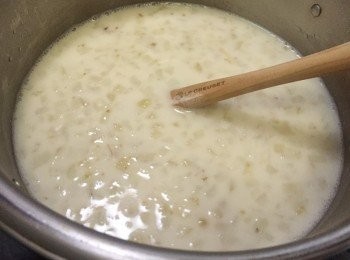 step7: 將馬蹄粉漿水攪勻後快手撞入煮滾的糖水中, 並快手自勻成粉狀