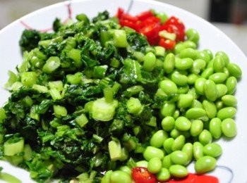 step1: 備料:辣椒片、將毛豆滾水川燙、醃製的雪裡紅若不想吃太鹹可以用清水略沖洗鹹味