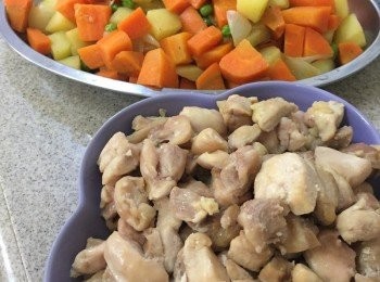 step3: 同鑊子，加少許油爆香洋蔥快炒，再加入紅蘿蔔及薯仔粒中火快炒，期間太乾身分數次加水，炆煮至軟身約10-15分鐘，最後5分鐘加入青豆粒先上碟