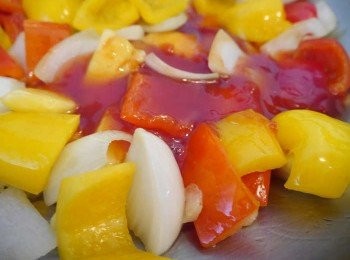 step6: *熱另一炒鍋，爆炒蒜頭，洋蔥，至半透明。 *加入紅黃椒，鳳梨繼續拌炒2分鐘讓紅黃椒炒熟~