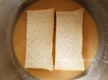 step2: 再來將厚片土司切半，並放入步驟1的蛋液中均勻沾裹。