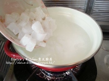 step7: 期間將清心丸放入滾水中煮3分鐘成透明狀態