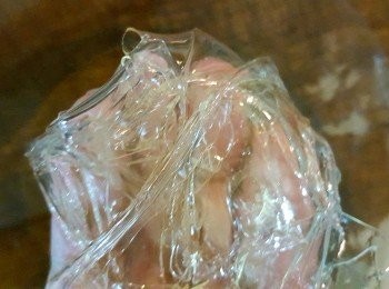 step3: 將泡軟的吉利丁片撈起擰乾備用。