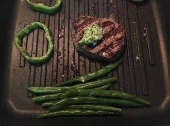 step5: 牛里肌煎上色後翻面續煎一下，接著放入無鹽奶油ㄧ小塊（或蒜味奶油醬亦可); 並放入四季豆，讓鍋裏所有的<span class="group_1">食材</span>都沾上奶油，便可起鍋，讓牛里肌靜置休息ㄧ下。