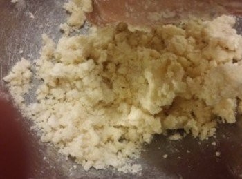 step3: 搓到一粒粒後慢慢加入蛋液,可用膠刮刀搓勻。